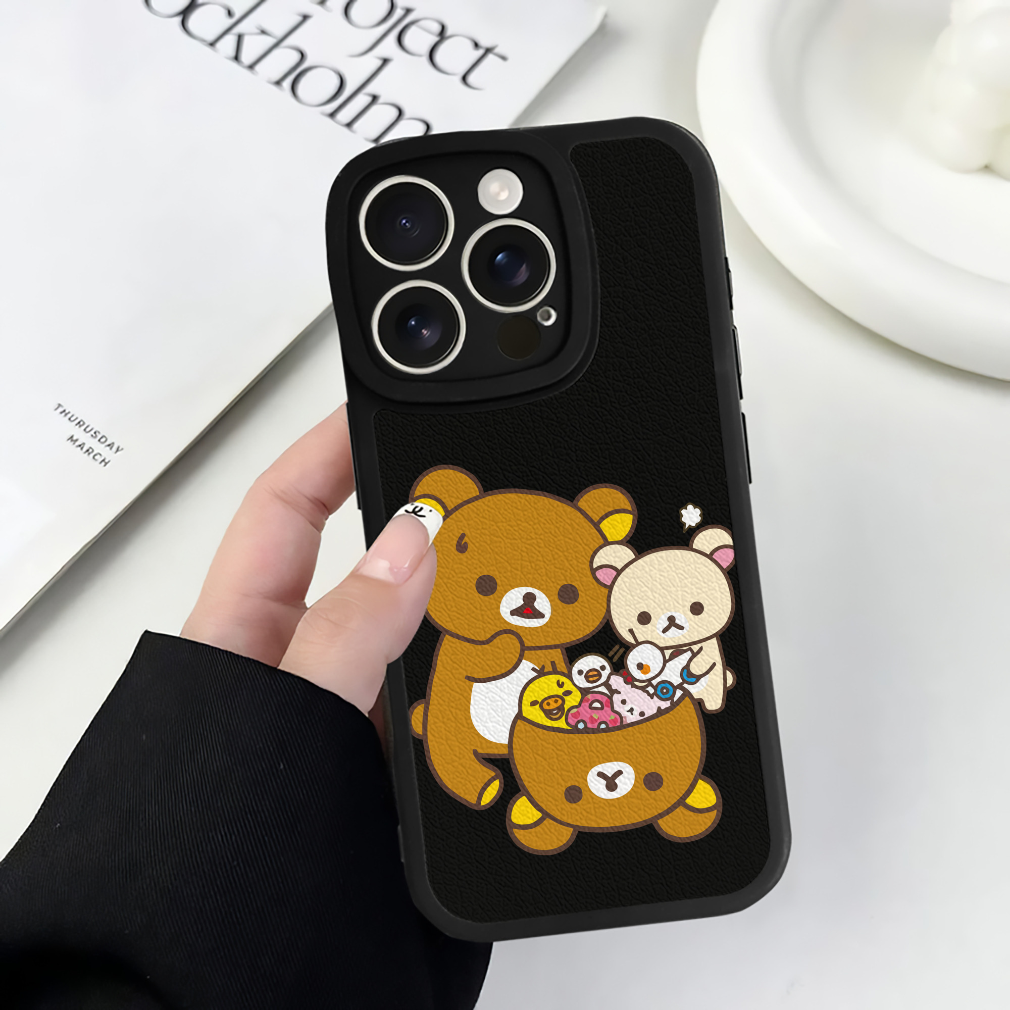 （画像用） リラックマ リラックマ キイロイトリ Rilakkuma Korilakkuma Kiiroitori 【iPhone 16シリーズ対応】シリコンスマホケース（レザー調） 材質：シリコン